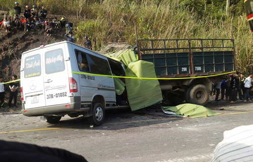 Xe khách đấu đầu xe tải ở Thanh Hoá, 8 người chết