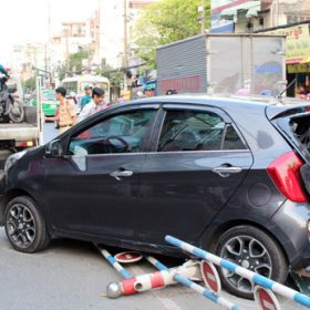 Ôtô đâm hàng loạt xe, hai người bị thương