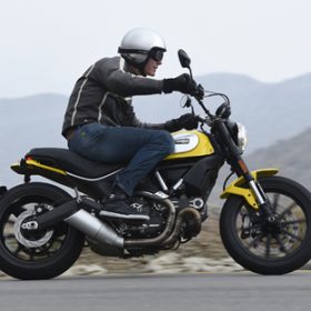 Ducati Scrambler sử dụng động cơ làm mát bằng gió.