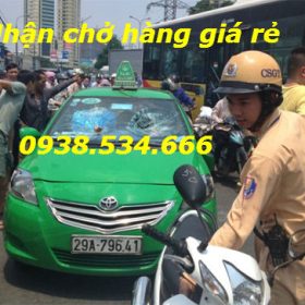 Cảnh sát chặn bắt taxi vi phạm trên đường Nguyễn Khoái.