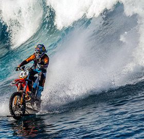 Robbie Maddison và chiếc KTM 250SX thách thức những con sóng cao nhiều mét.