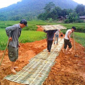 Dân làm đường 'bê tông' bằng tre để thoát cảnh lầy lội