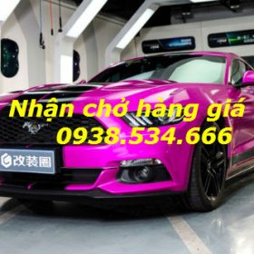 'Bấn loạn' trước vẻ đẹp gợi cảm của chân dài bên Mustang