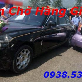 Rolls-Royce gắn hoa cưới gặp nạn giữa đường